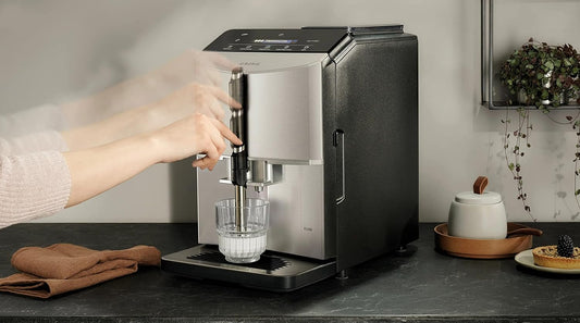 Siemens Kaffeevollautomat EQ300 TF303E07, für viele Kaffeespezialitäten, Milchaufschäumer, Keramikmahlwerk, OneTouch-Funktion, 1,4 Liter Wassertank, automatische Reinigung, 1300 W, silber metallic