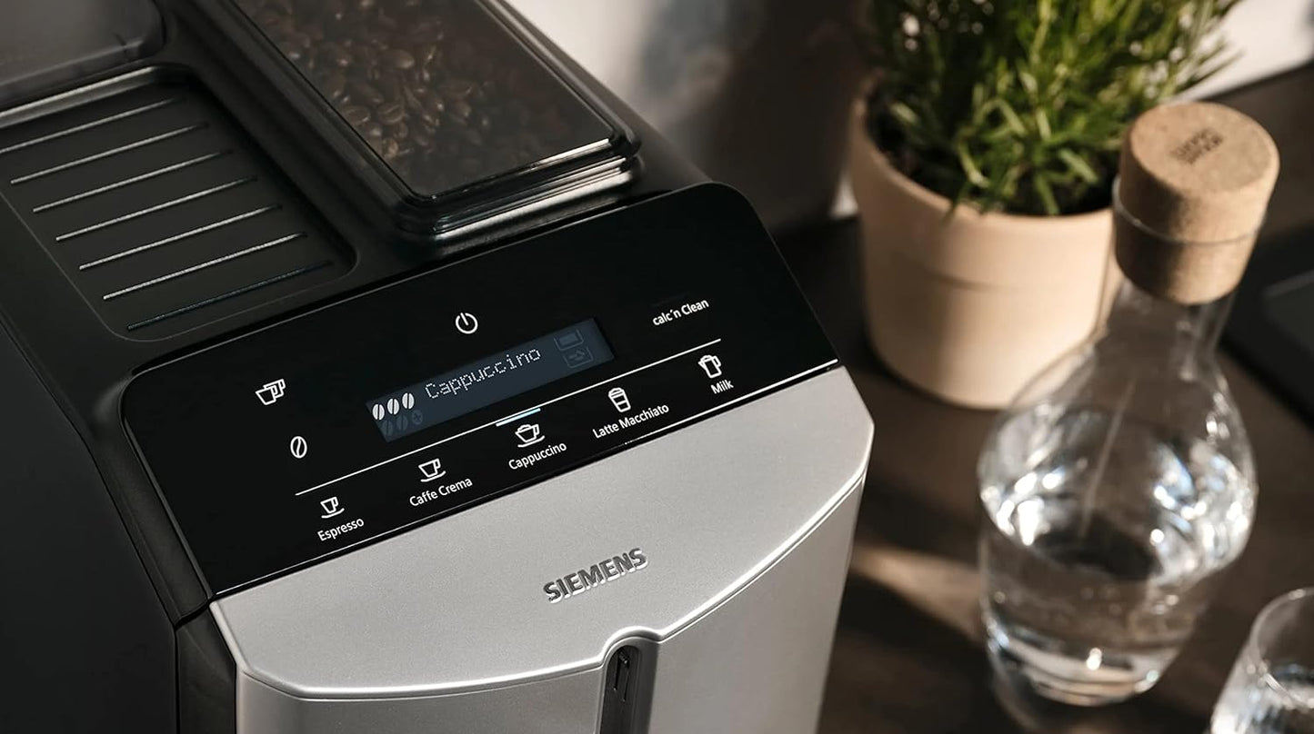 Siemens Kaffeevollautomat EQ300 TF303E07, für viele Kaffeespezialitäten, Milchaufschäumer, Keramikmahlwerk, OneTouch-Funktion, 1,4 Liter Wassertank, automatische Reinigung, 1300 W, silber metallic