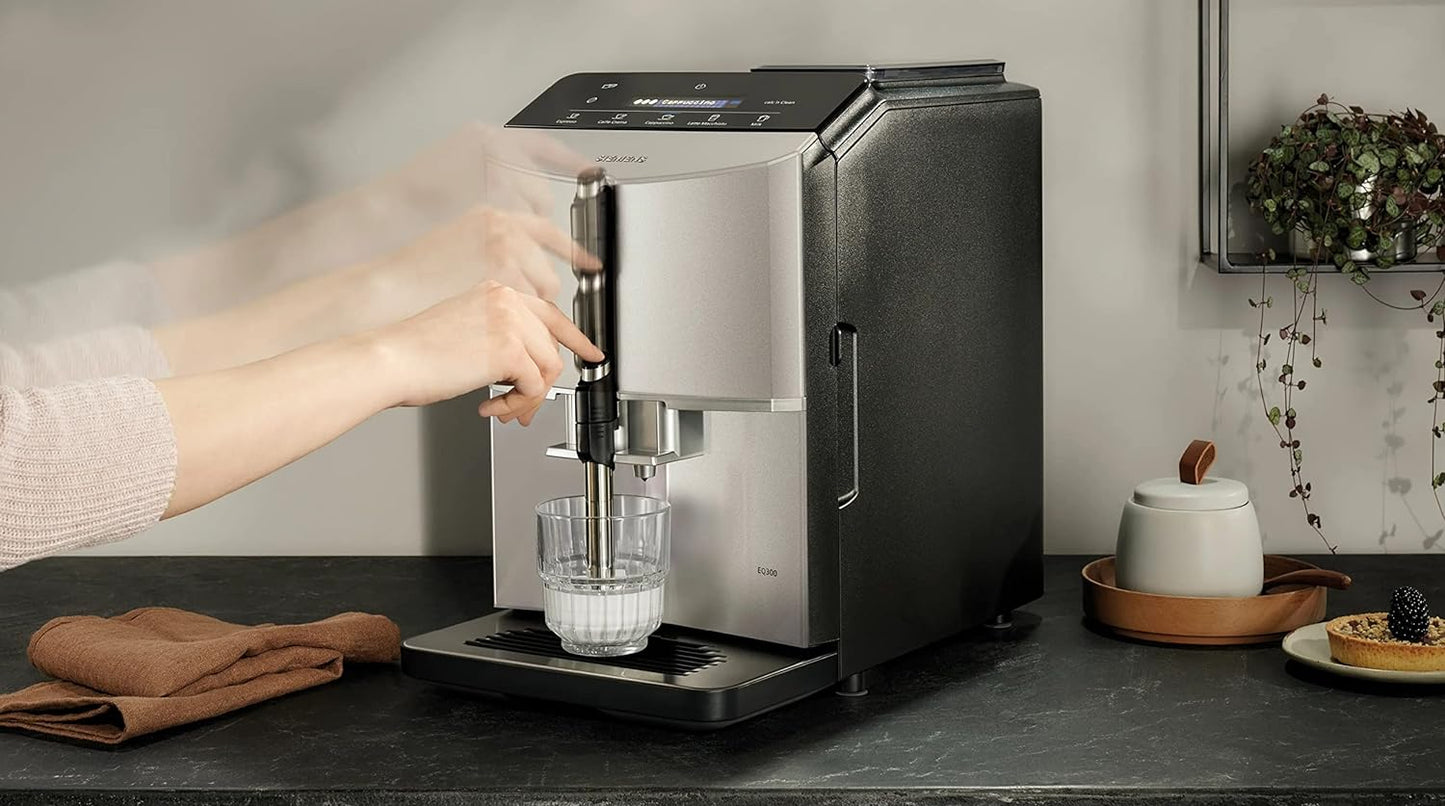 Siemens Kaffeevollautomat EQ300 TF303E07, für viele Kaffeespezialitäten, Milchaufschäumer, Keramikmahlwerk, OneTouch-Funktion, 1,4 Liter Wassertank, automatische Reinigung, 1300 W, silber metallic
